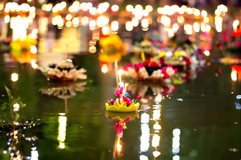  「 Loi Krathong 」: 古代のタイの灯りと願いを込めたお祭り！